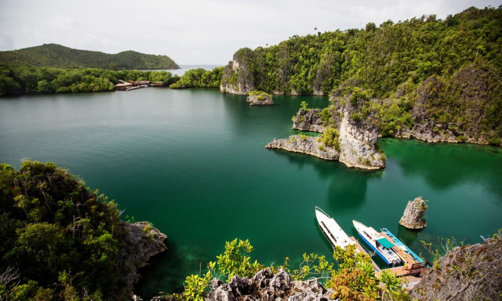 Top 10 Must-See Tourist Attractions to Discover Indonesia 5 Top 10 Must-See Tourist Attractions to Discover Indonesia