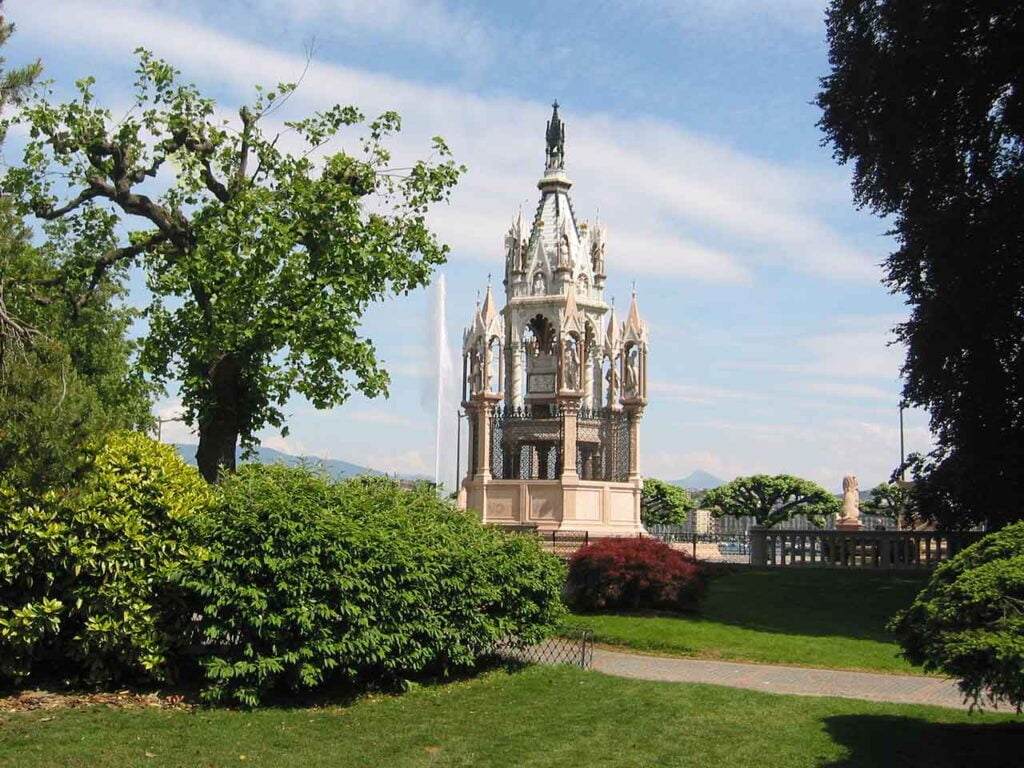 Top 5 Must See Attractions in Jardin Anglais (English Garden) 5 Top 5 Must See Attractions in Jardin Anglais