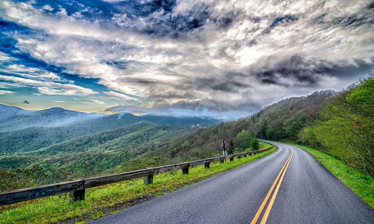 Leaf-Peeping on America’s Favorite Drive: A Full Guide to the Blue Ridge Parkway 1 Leaf-Peeping on America’s Favorite Drive